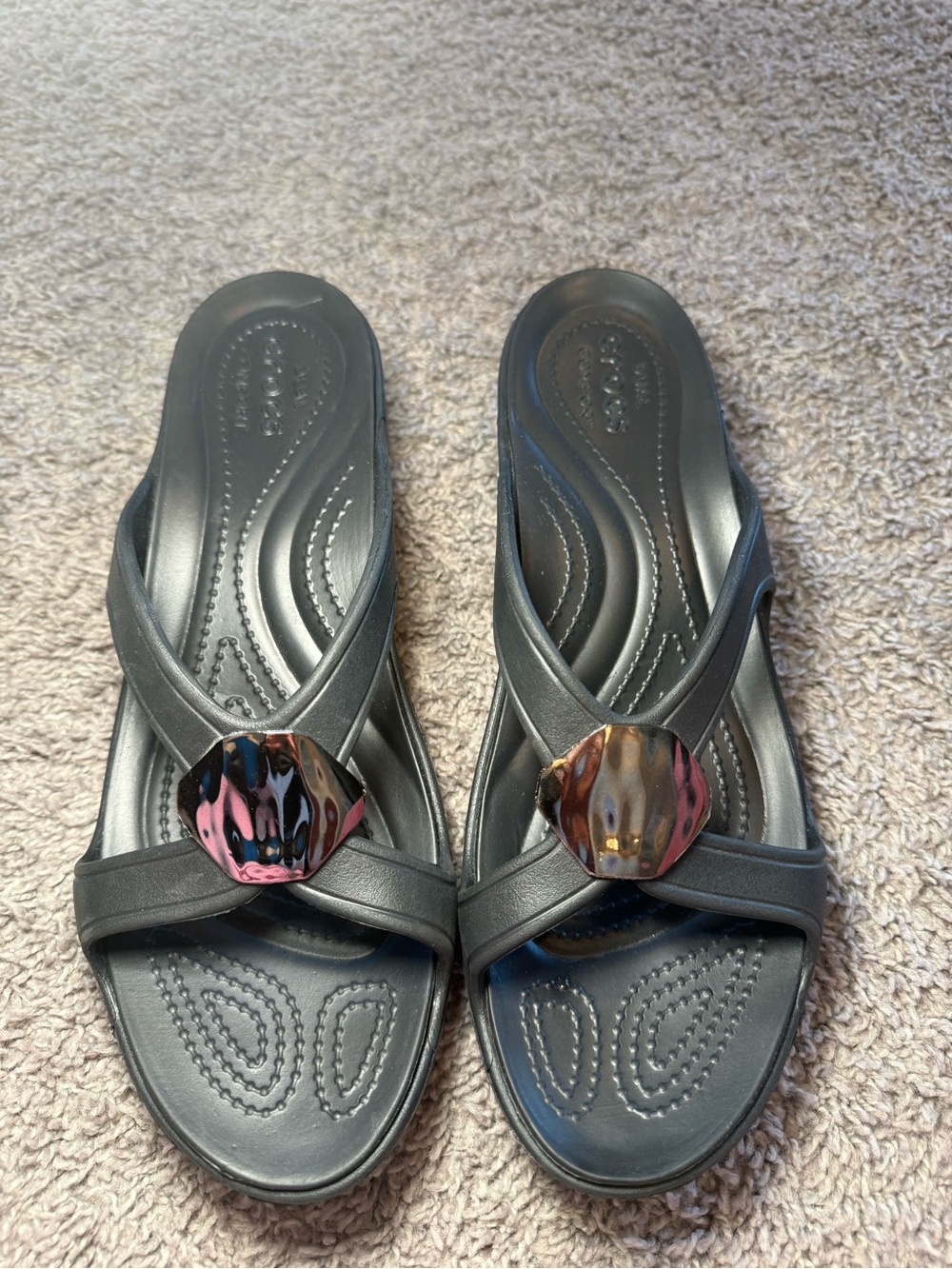 Crocs Sanrah Wedge Sandals, Hammered Gold Accents, Dual Comfort, Black Sz 11